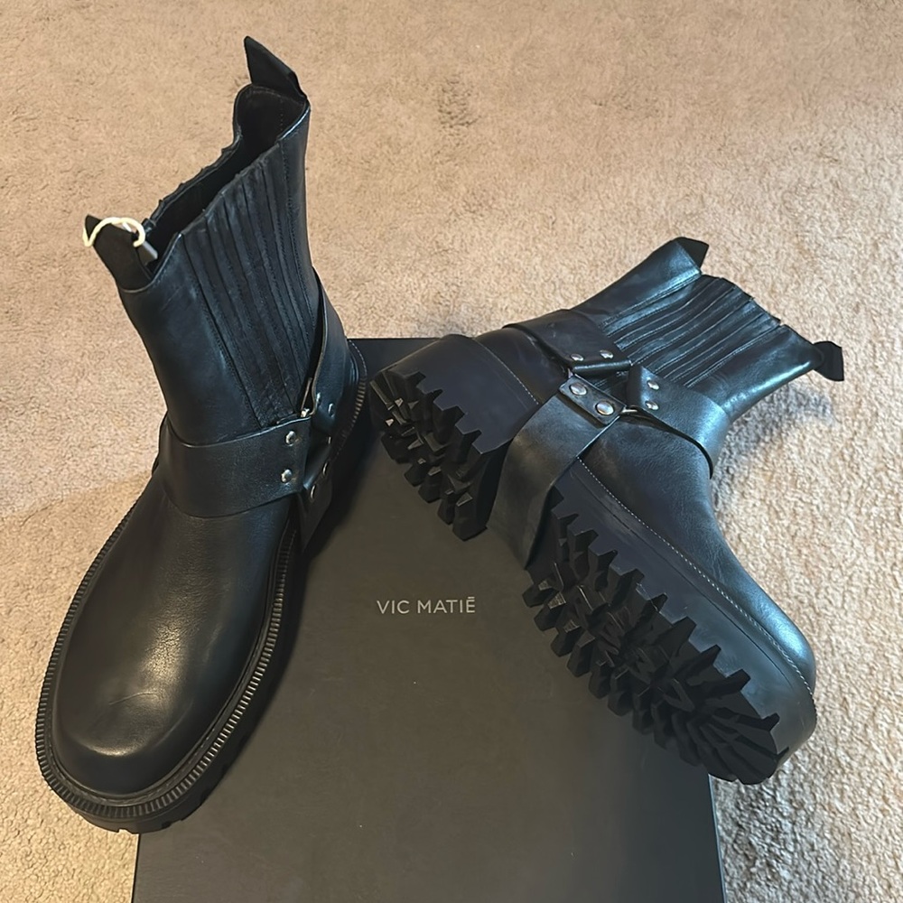 Vic Matiē ankle biker boots.